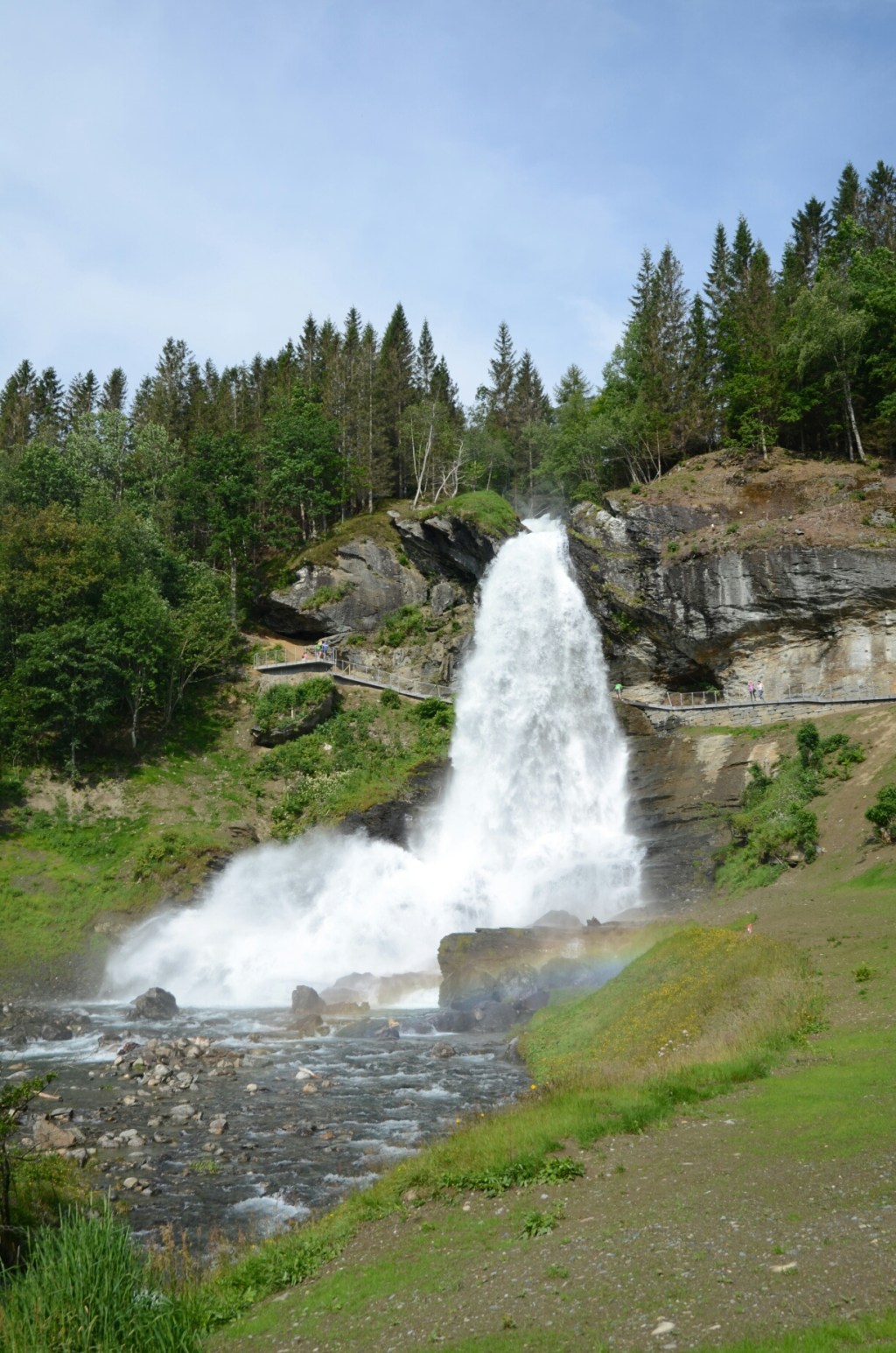 Steinsdalfossen (hitzig und&nbsp;sonnig)