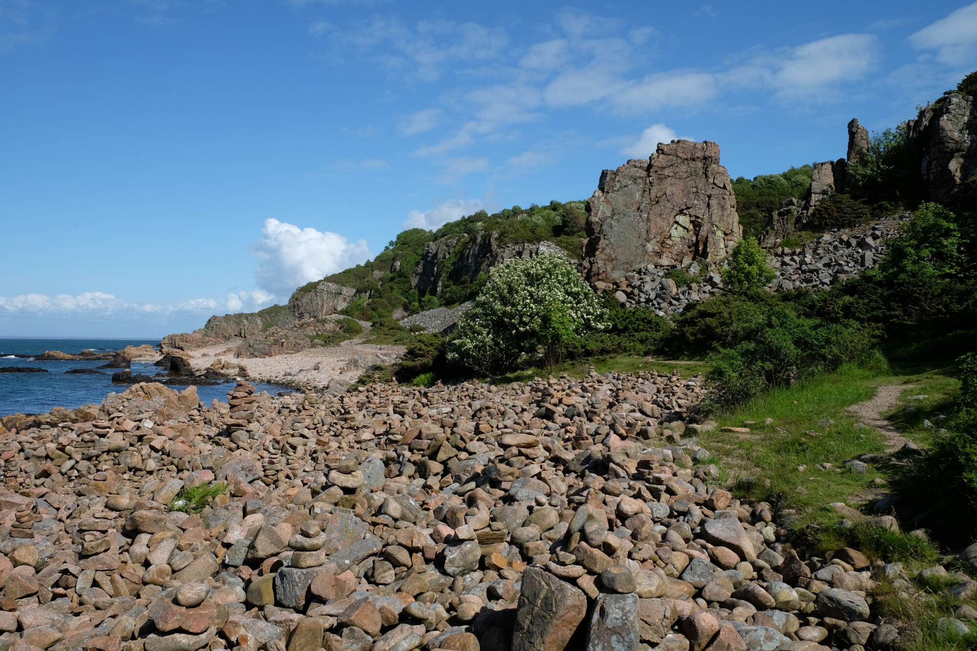 Rostrote Felstürme (Hovs Hallar) auf Bjärehalvön Rostrote Felstürme (Hovs Hallar) auf Bjärehalvön