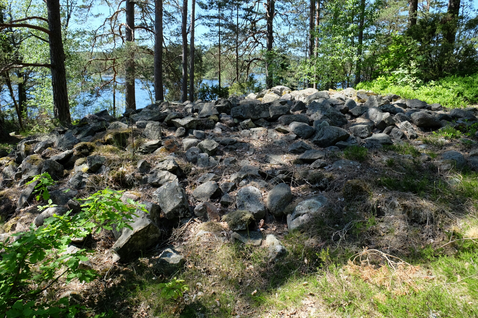 Steinhügelgrab bei Högsbyns am Råvarp (See) Steinhügelgrab bei Högsbyns am Råvarp (See)