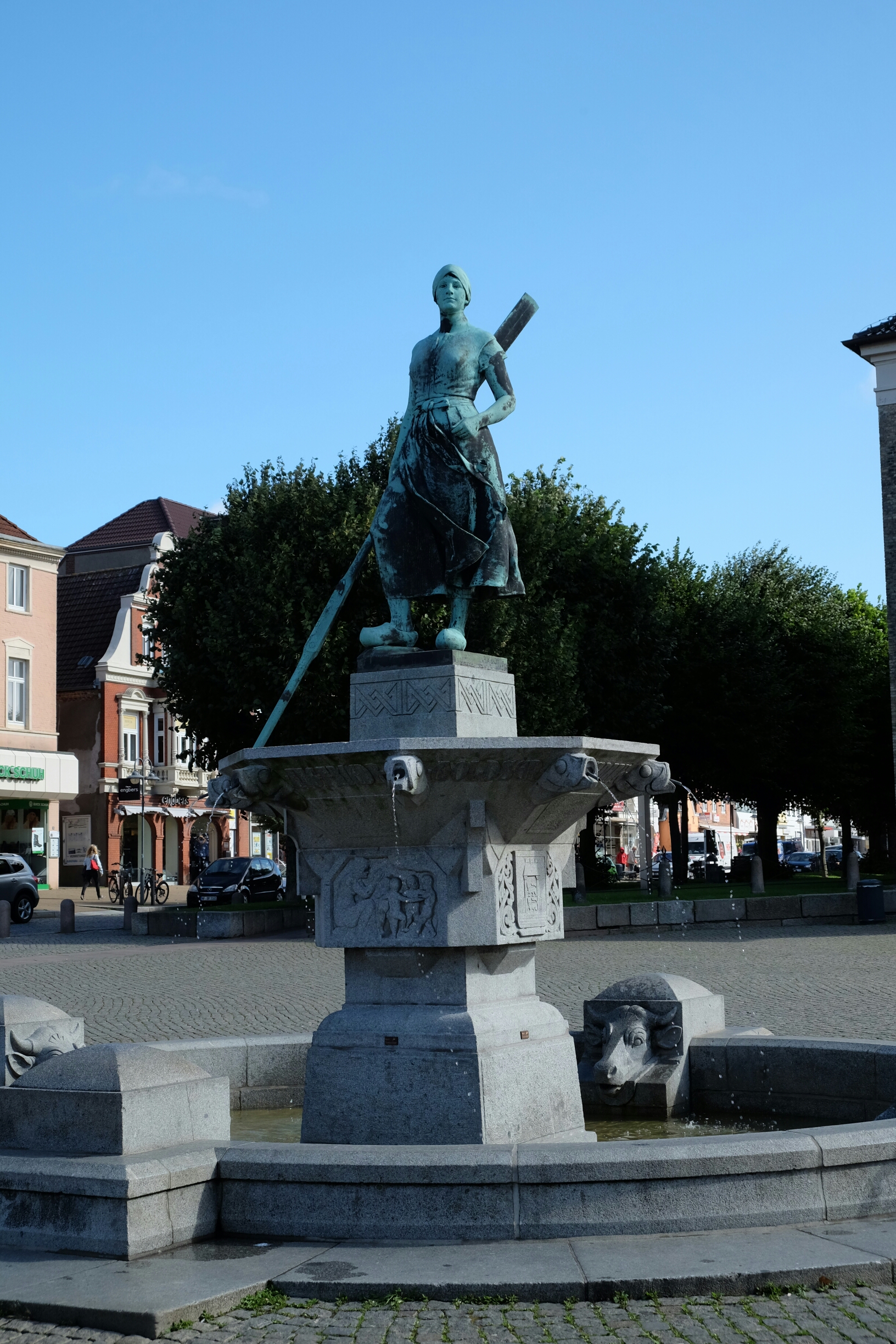 Tine (Fischersfrau in Holzschuhen) ist das Wahrzeichen Husums Tine (Fischersfrau in Holzschuhen) ist das Wahrzeichen Husums