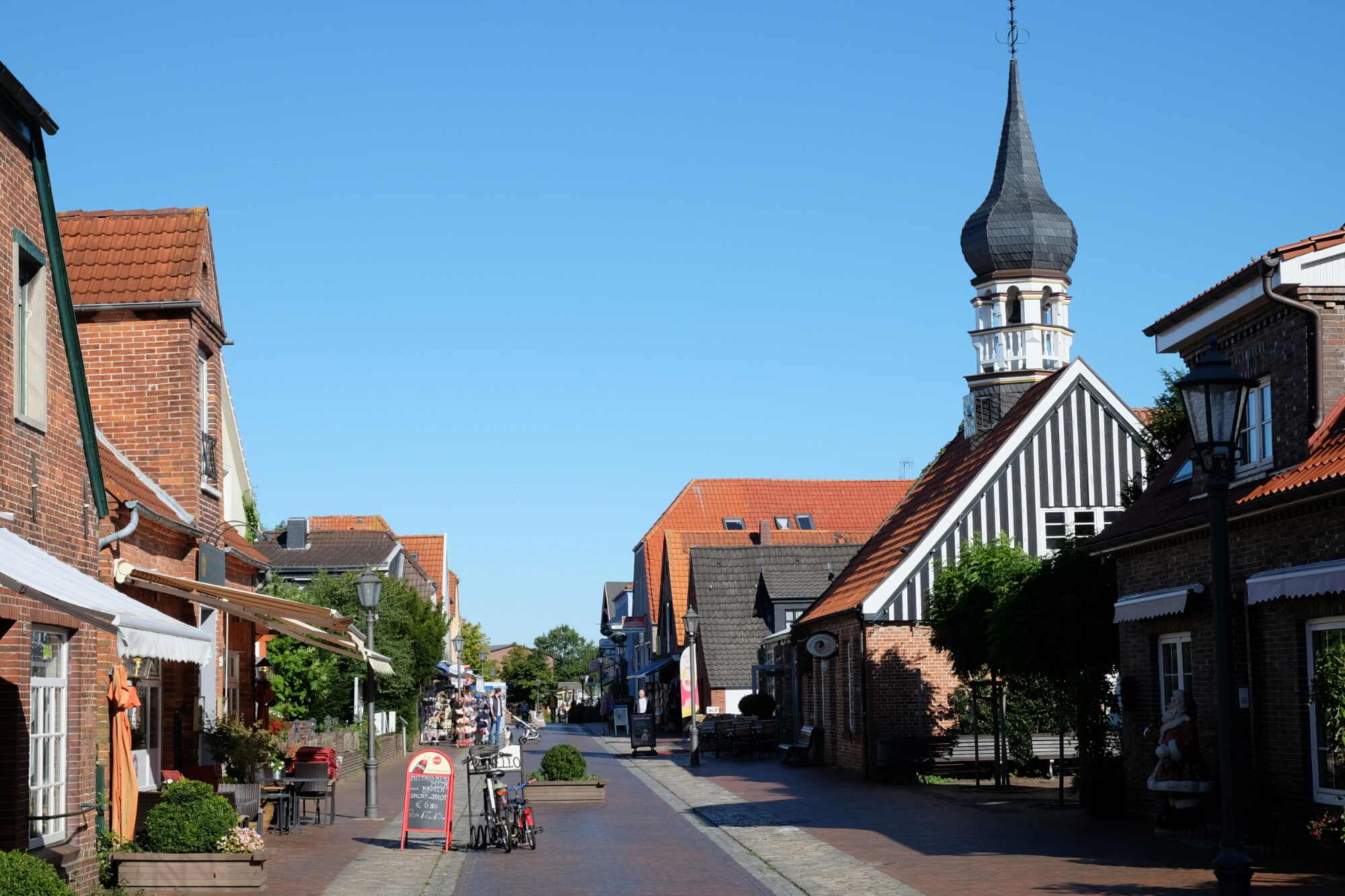 Einkaufsstrasse von Hooksiel Häuser in Hooksiel