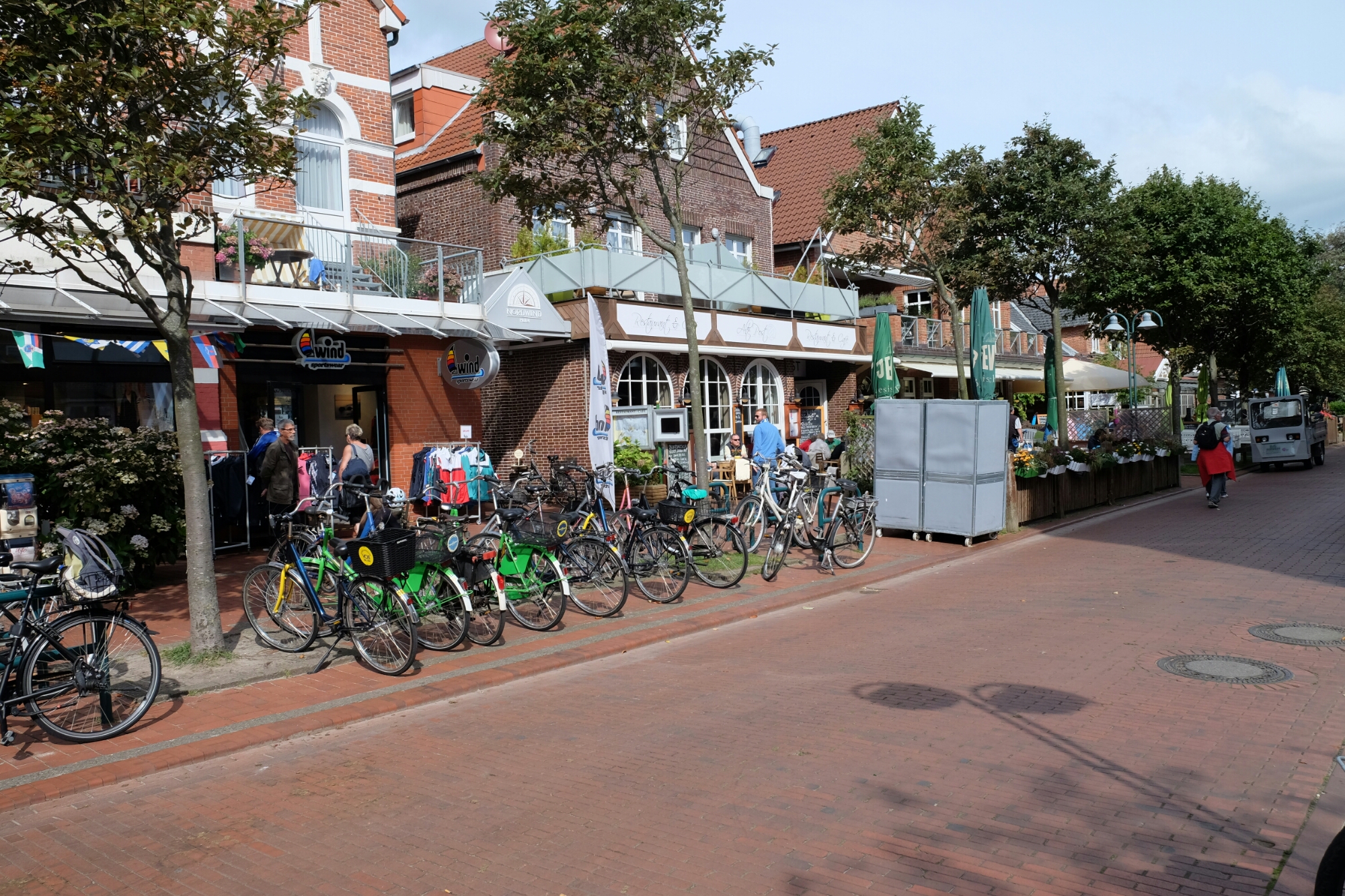 Einkaufsstrasse und Fahrräder auf Langeoog Einkaufsstrasse und Fahrräder auf Langeoog
