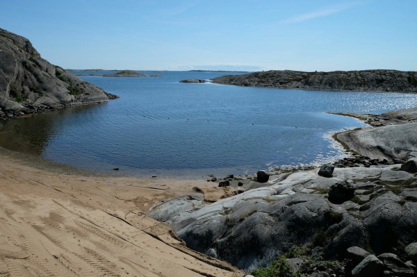 Schären und Strand beim Campingplatz Stocken