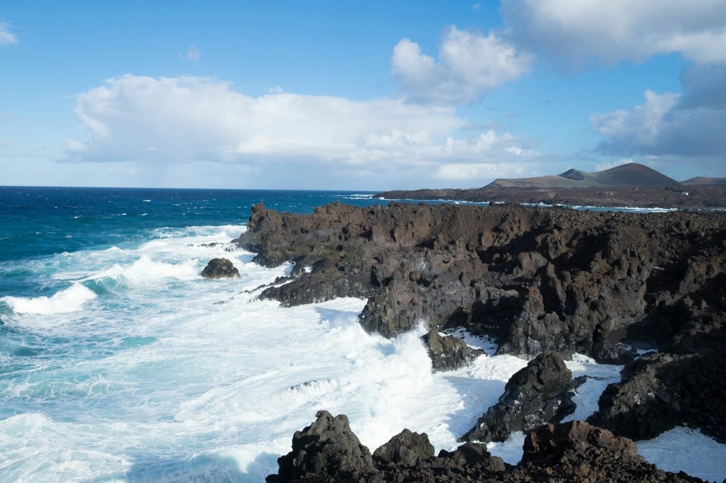 Wo die Brandung am erkalteten Lavastrom&nbsp;nagt