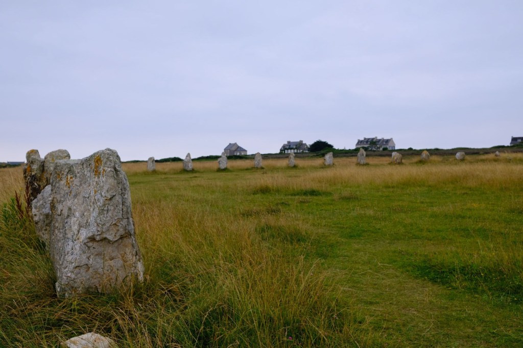 Alignements de Lagatjar – 143 Menhire, 5000 Jahre alt, 1928 wieder schön&nbsp;hergerichtet