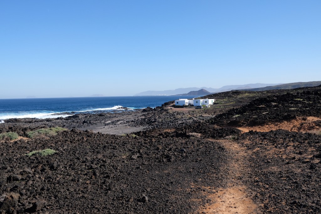 Entlang der rauen Küste von&nbsp;Tenesar