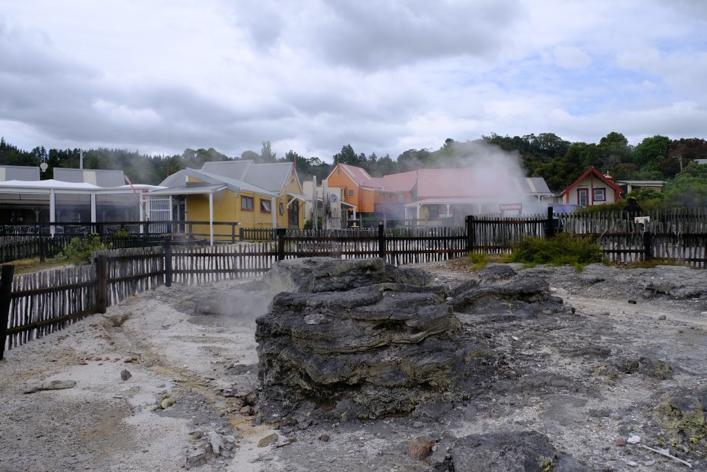 Das Māori Dorf auf dem Dampfkessel: Whakarewarewa Village (Tewhakarewarewatangaoteopetauaawahiao)