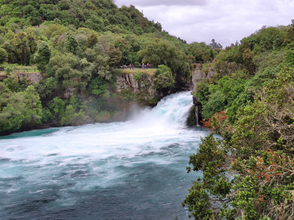 Morgendliche Wanderung entlang des Waikato River zu den Huka Falls (und Red Bridge) und als Tagesabschluss eine Maori Rock Carvings Cruise auf dem Lake&nbsp;Taupō