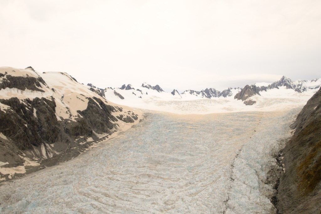 Die majestetischen, inzwischen weit zurückgezogenen Gletscher Franz Josef (zu Fuss zum Aussichtspunkt) und Fox (mit dem Helikopter auf den Gletscher) erleben