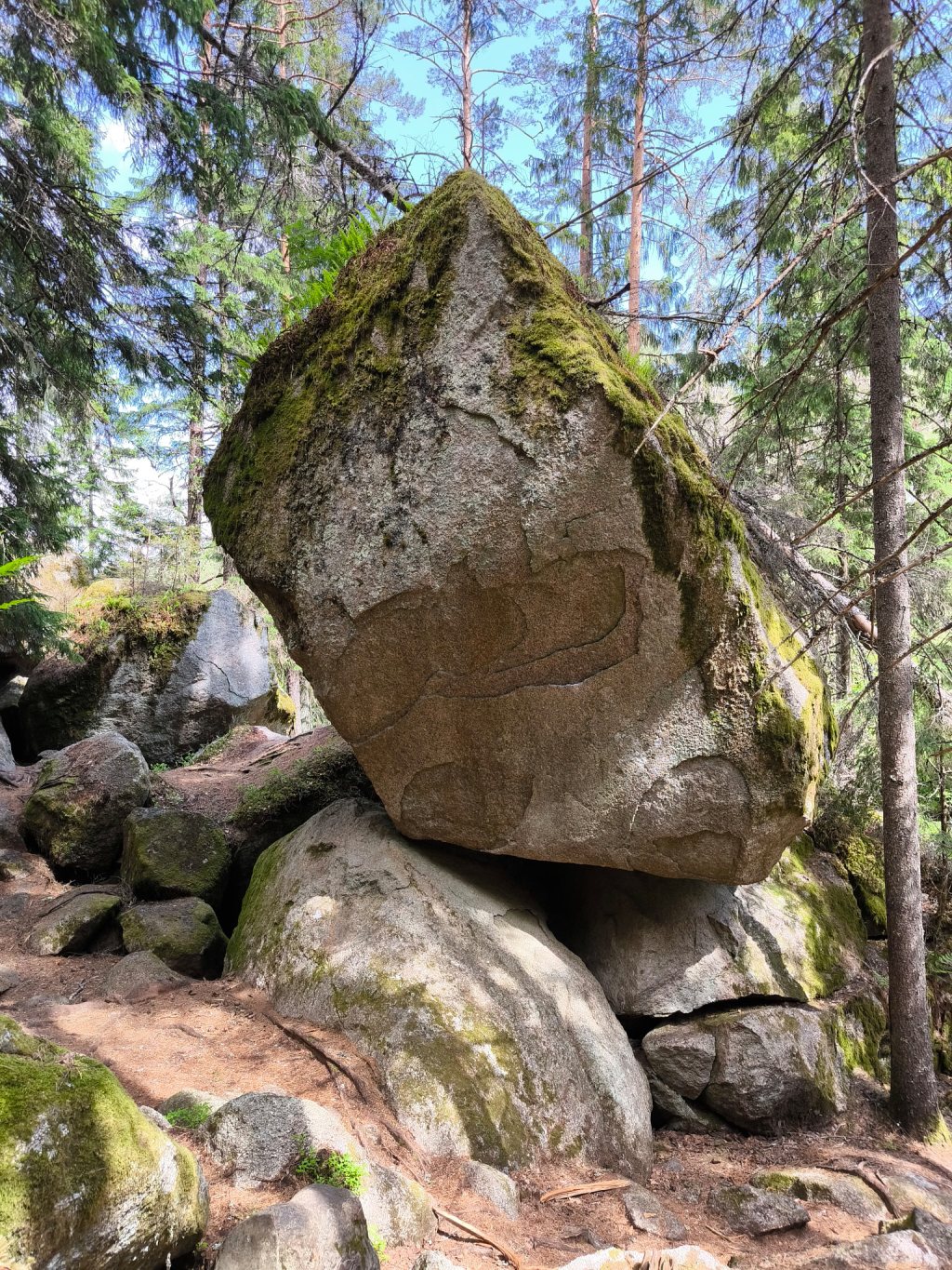 Wo Trolle riesige Steine hingeworfen haben und sich in Höhlen und Spalten verstecken: Eine abwechslungsreiche Rundwanderung im Tiveden&nbsp;Nationalpark