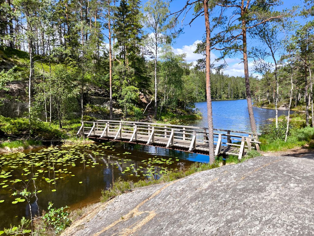 Bewundern des Aquädukts von Håverud auf dem Weg zur Wanderung über das Waschbrett des Tresticklan&nbsp;Nationalparks