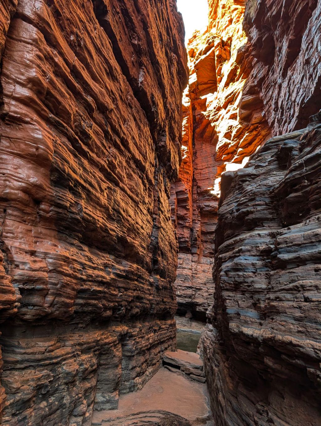 Karijini Nationalpark in der Pilbara – Spektakuläre Landschaft, steile rote Felswände, Vogelgezwitscher, romantische Wasserfälle und klare, frische Wasserbecken in den vielfältigen Schluchten der Hamersley&nbsp;Range