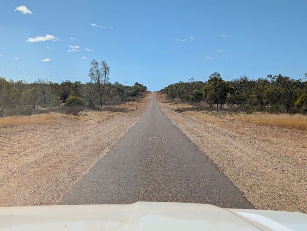 Auf langweiligen 1’900km durch die endlose nördliche Savanne fast entlang des Savannah Way von Katherine (NT) nach Georgetown (QLD) fahren