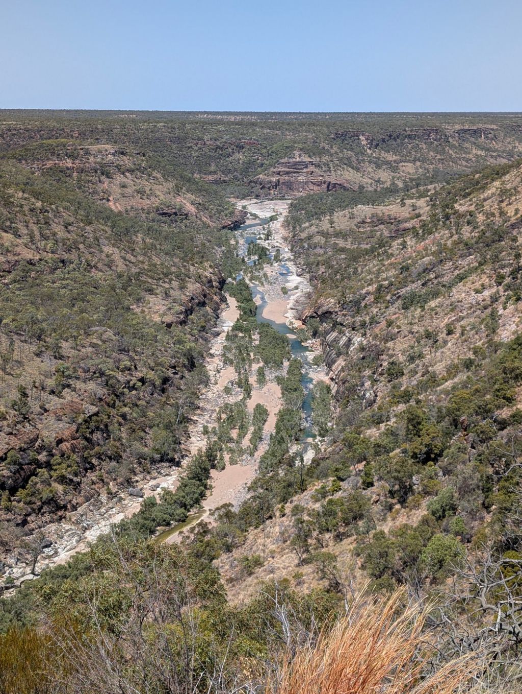 Porcupine Gorge NP: Eine beeindruckende, tiefe und lange Schlucht in der Savannenlandschaft mit einem idyllischen Campground
